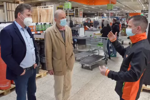 „Das freut auch den Bürgermeister“: Jochen Hartloff (Mitte) beim Rundgang durch den neu eröffneten Globus-Baumarkt in Kusel mit 