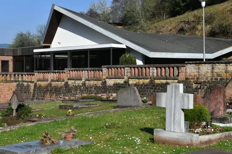 Aussegnungshalle auf dem Lambrechter Friedhof. 