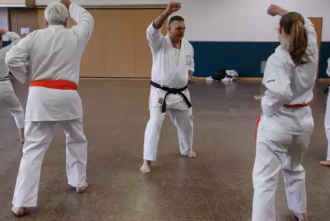 Marius Bouwer (Mitte) macht seit seinem zehnten Lebensjahr Karate. Seinen eigenen Stil vermittelt er nun auch in Lohnsfeld.
