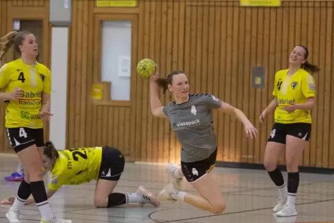  Lea Bullacher (SV 64) trifft vom Kreis. Frederike Götz, Sandra Reis (am Boden) und Sofie Heiser (VTV, von links) können nur noc