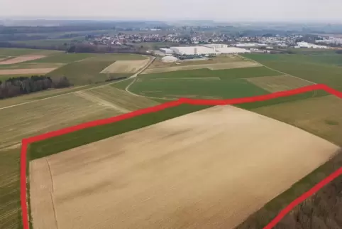 Die rot umrandete Fläche käme für die Agrifotovoltaik in Frage. Im Hintergrund ist die Bioraffinerie vom PFI zu sehen.