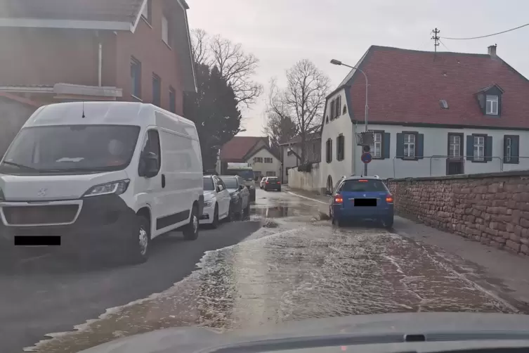 Das Wasser stand zentimeterhoch in den Straßen. 