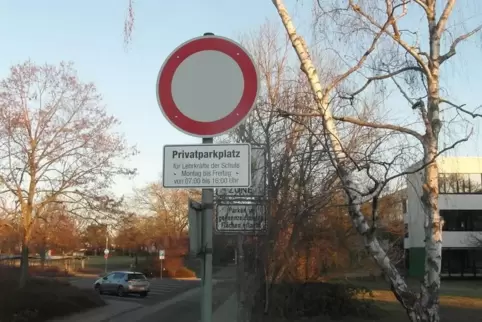 In einer Nebel- und Nachtaktion wurde der Parkplatz vor der IGS Ende Januar zu einem Privatparkplatz gemacht. 