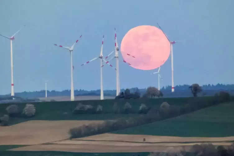 Bei Riedelberg drehen sich bereits seit Jahren Windräder.