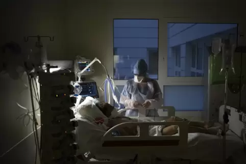 Eine Krankenschwester wacht über einen Corona-Patienten an einem Beatmungsgerät auf der Corona-Intensivstation im Krankenhaus La