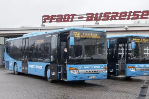 Die Buslinien Pfadt (Germersheim) und Hetzler (Herxheim) bedienen zusammen mehrere Buslinien in der Region. 