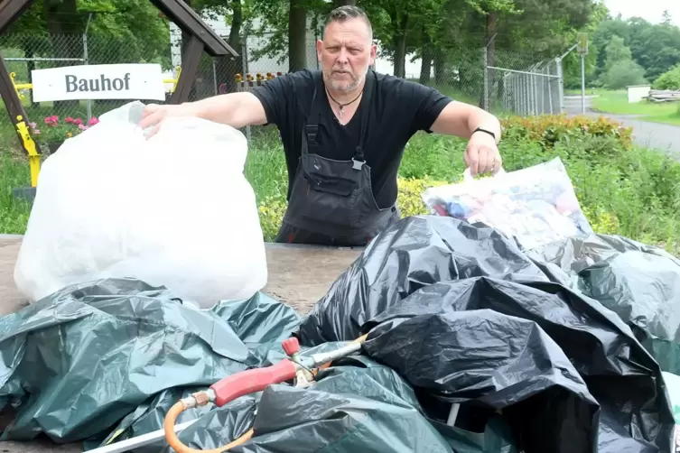 So war’s im Vorjahr: Stadtratsmitglied Alexander Groth präsentiert Gesammeltes vom Dreck-weg-Tag in Kirchheimbolanden. 