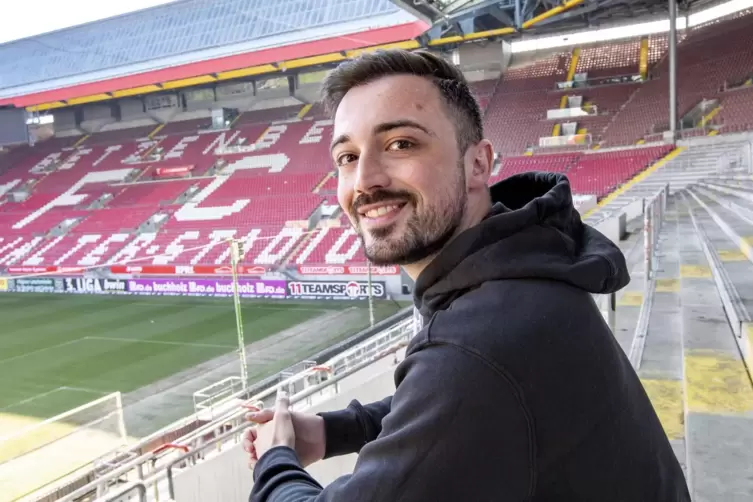 Steht dort, wo sich bei Spielen viele seiner Gesprächspartner befinden: der FCK-Fanbeauftragte André Messerle am Mittwoch auf de