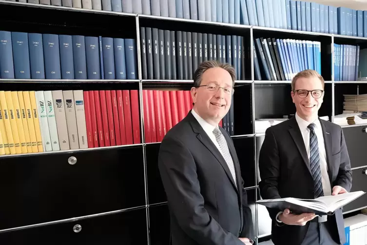 Markus Stuppi (links) aus Landstuhl ist Präsident der Notarkammer Pfalz. Rechts Geschäftsführer Daniel Schneider, der das Kammer