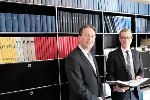 Markus Stuppi (links) aus Landstuhl ist Präsident der Notarkammer Pfalz. Rechts Geschäftsführer Daniel Schneider, der das Kammer