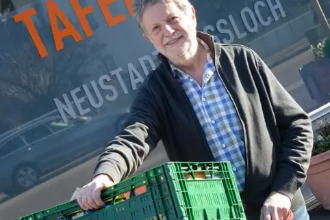 Klaus Roth holt in Neustadt gespendete Lebensmittel ab. 