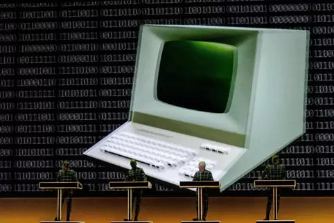 Kraftwerk (Ralf Huetter, Henning Schmitz, Fritz Hilpert und Falk Grieffenhagen, von links) live in Brighton im Juni 2017. 