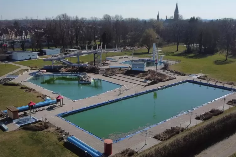 Ruhe vor dem Ansturm: der Schwimmpark. Wann die Sanierung weitergeht, ist derzeit noch offen. 