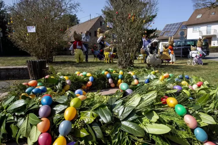 Osterbrunnen mit Osterhasenschule: Das gibt es jetzt wieder in Stelzenberg.