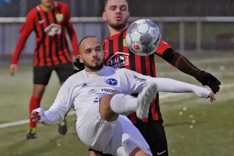 Technisch stark: Daniel Ribeiro (weißes Trikot) kam vom FV Freinsheim nach Wachenheim. Allerdings fehlt ihm noch Spielpraxis. 