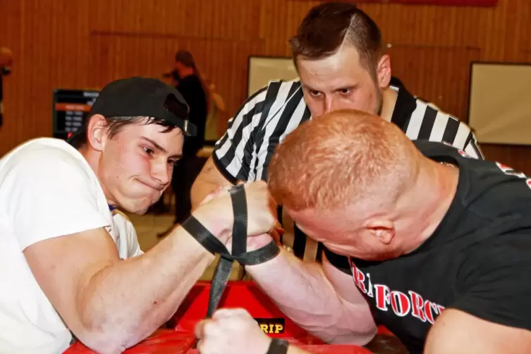 Wer drückt den anderen mit dem rechten Arm aufs Polster? Simon Messias (links) von Black Forest Armwrestling gegen Ionut Mironiu