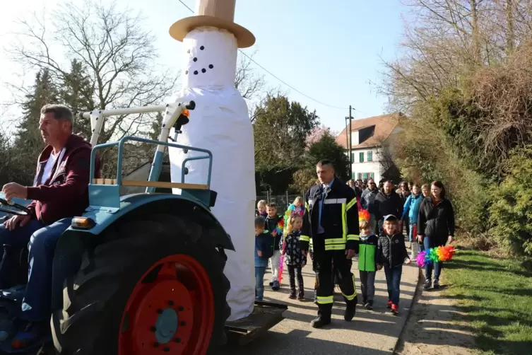 Viele Kinder folgten dem Schneemann zur Sängerhalle.