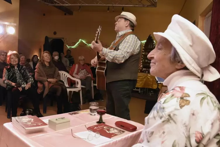 Volkssänger Wolfgang Sandel und Dialekt-Ikone Gisela Gall beim Mundart Frühling in Semiras Tanzstudio. 