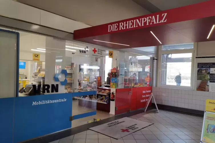 Im Bahnhof verweist ein großer RHEINPFALZ-Schriftzug auf den Servicepunkt.