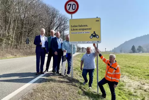 Großer Bahnhof bei der Einweihung der neuen Schilder (hier das aus Richtung Marienthal). Von links: Landrat Rainer Guth, 1. Krei