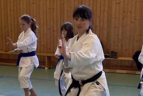 Sandra Gutzmer, neue Kata-Assistenztrainerin des Landes-Karateverbandes, beim Landeskadertraining am Wochenende.