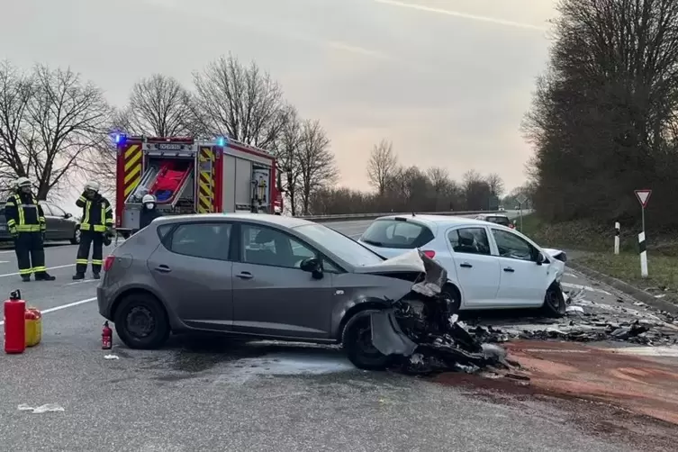 Beide Autos gelten nun als Totalschaden.