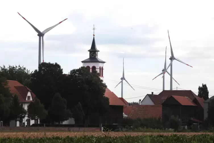 Die Windräder von Hatzenbühl prägen auch das Ortsbild von Hayna. 