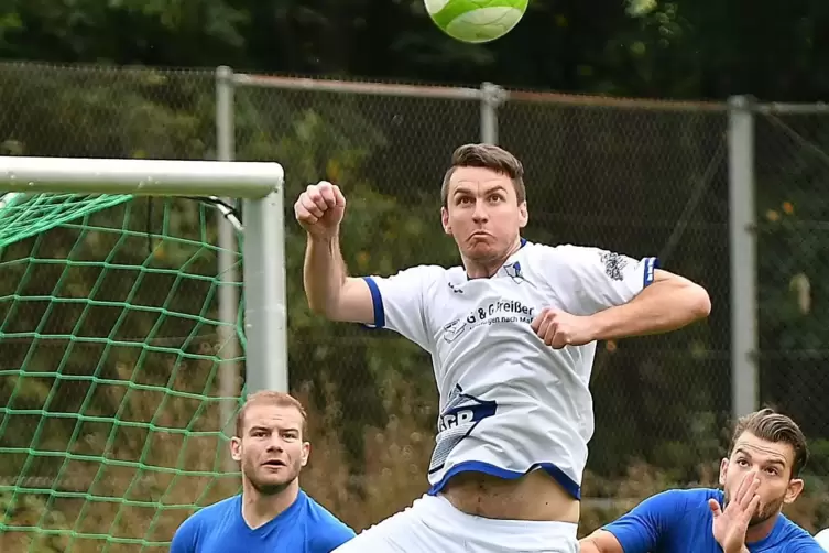 Innenverteidiger Pascal Frank (beim Kopfball) soll der SGR-Abwehr nach seiner Corona-Zwangspause wieder mehr Stabilität verleihe