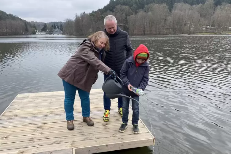 Haben gerne Wasser gespendet: Albert und Lennard Horn aus Mittelbrunn und Christine Glaser 