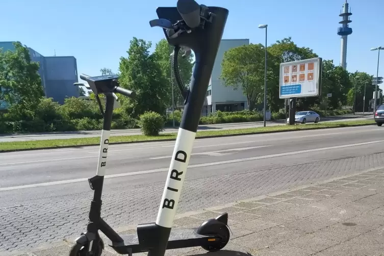 Ärgerlich und hinderlich: abgestellte E-Scooter.