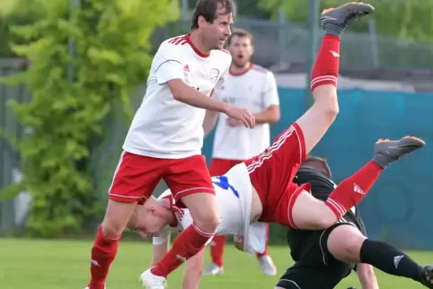 Den Absturz vermeiden: Das Saisonziel ist für die SG Veldenzland um Spielertrainer Christoph Lawnik (vorn) mit dem Sieg in Bad K