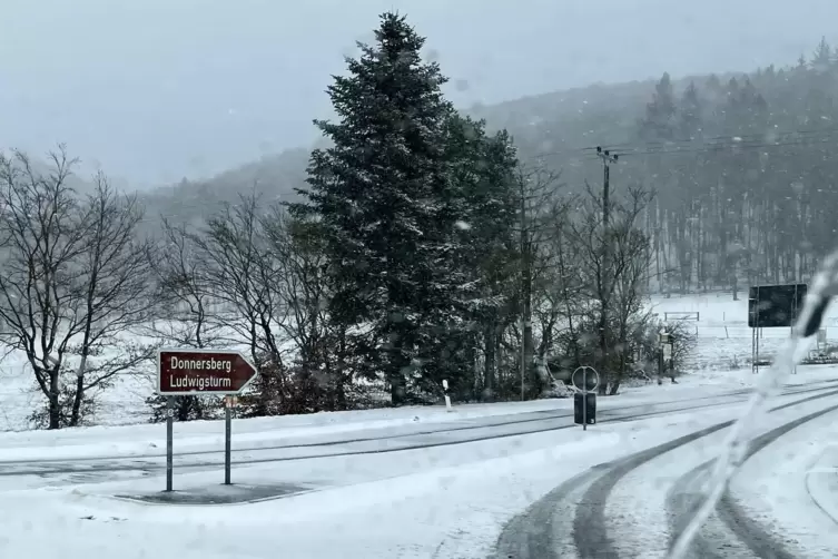 Im Donnersbergkreis blieb der Schnee am Samstagmorgen ebenfalls liegen.