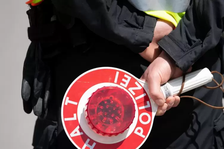 Polizisten gelingt es, die Frau zu stoppen.