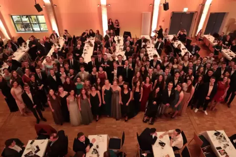 Der besondere Abi-Jahrgang des Leininger-Gymnasiums Grünstadt mit einem besonderen Bild vom Abi-Ball in der Festhalle Hettenleid