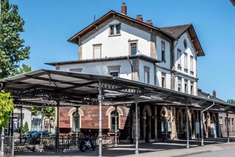 Sieht von außen ganz nett aus, ist im Inneren aber leider ein Problemkind: Der Grünstadter Bahnhof.