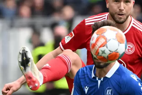 Fabian Schleusener (blaues Trikot) und der KSC behielten den Durchblick.