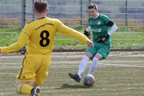  Fehrbachs Feldspieler im Tor, Marius Zimmermann, kann hier wie ein Feldspieler agieren und klärt vor Timo Hinsberger vom TuS Ho