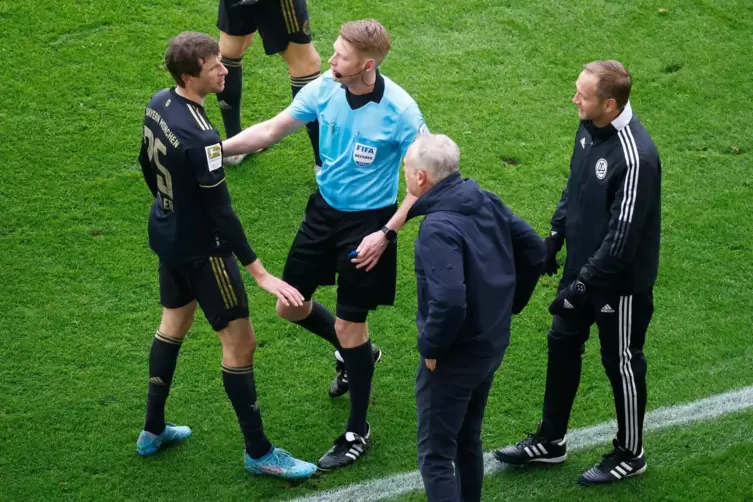 Schiedsrichter Christian Dingert am Samstag in Aktion: Hier trennt er Nationalspieler Thomas Müller (links) und SC-Trainer Chris