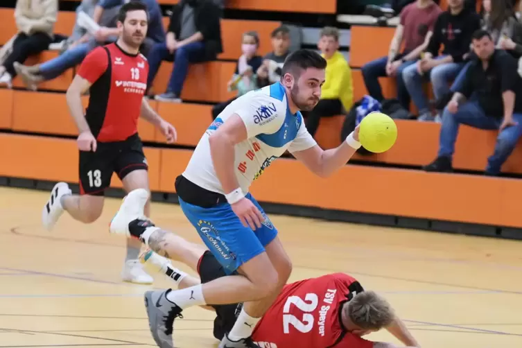 Lars Stahlhofen (am Ball), hier im Spiel gegen den TSV Speyer, muss operiert werden.