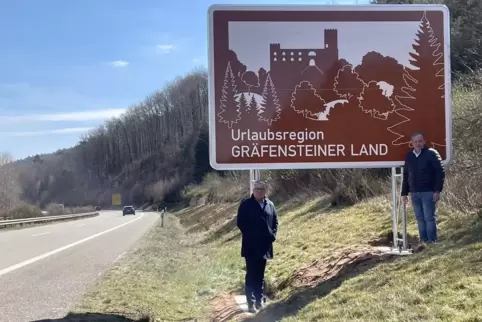 15.000 Euro kosteten die beiden Hinweisschilder auf das Gräfensteiner Land an der B10, die Bürgermeister Wolfgang Denzer (links)