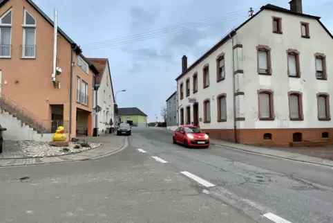 Unter anderem die Häuser in der Bottenbacher Ortsdurchfahrt müssen energetisch saniert werden. 