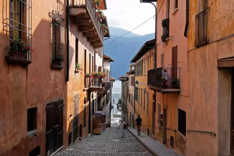 Blick durch die Gassen von Cannobio am Lago Maggiore: Im Gegensatz zu vielen anderen Urlaubszielen hat Italien ein ähnliches Pre