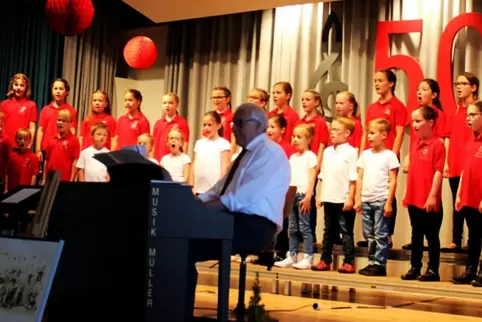 Bernhard Haßler hat den Südwestpfälzer Kinderchor 1967 als Schulchor gegründet. Das Foto entstand beim 50. Jubiläum des Chors im