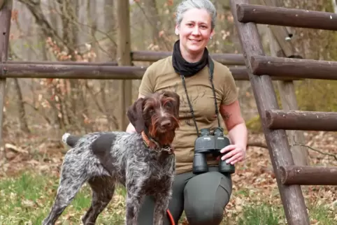 Hat den Jägerschlag erhalten und darf sich Jungjägerin nennen: Sarah Schütz aus Schmalenberg, hier mit Jagdhündin Kiwi.