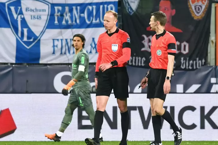 Verlassen den Platz nach dem Bierbecherwurf : Christian Gittelmann (links) und Benjamin Cortus. Hinten: Yann Sommer.