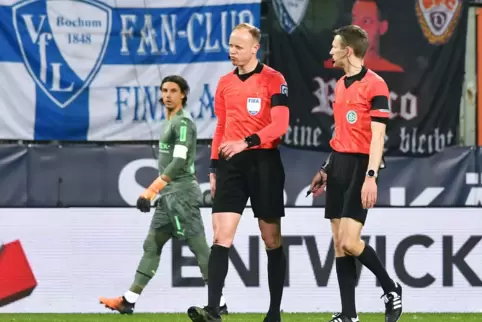 Verlassen den Platz nach dem Bierbecherwurf : Christian Gittelmann (links) und Benjamin Cortus. Hinten: Yann Sommer.