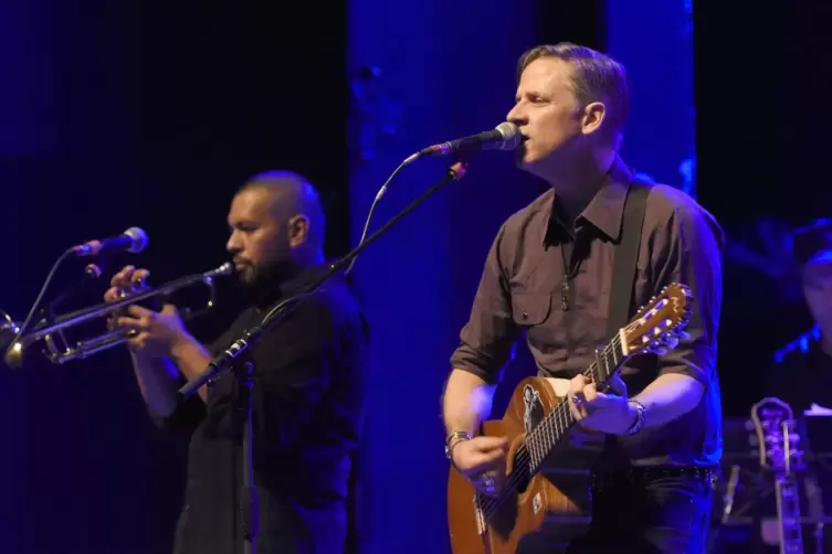  Joey Burns von Calexico, an der Trompete: Jacob Valenzuela.