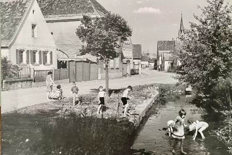 Früher spielten und planschten die Kinder gerne am Modenbach. 