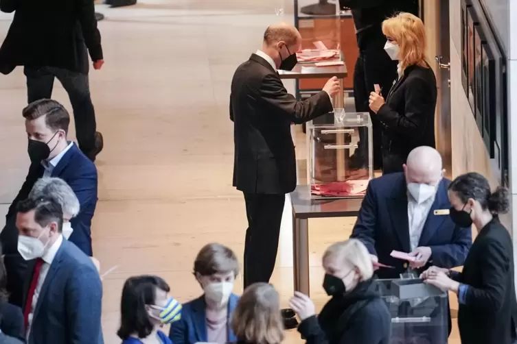 Bundeskanzler Olaf Scholz (SPD) gibt seinen Stimmzettel im Bundestag ab. Er stimmte aller Wahrscheinlichkeit nach für den Gruppe