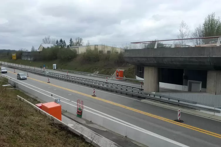 Noch rollt der Verkehr auf der B10 im Bereich hinter dem Fehrbachtunnel auf den äußeren Spuren, weil noch an den Mittelleitplank